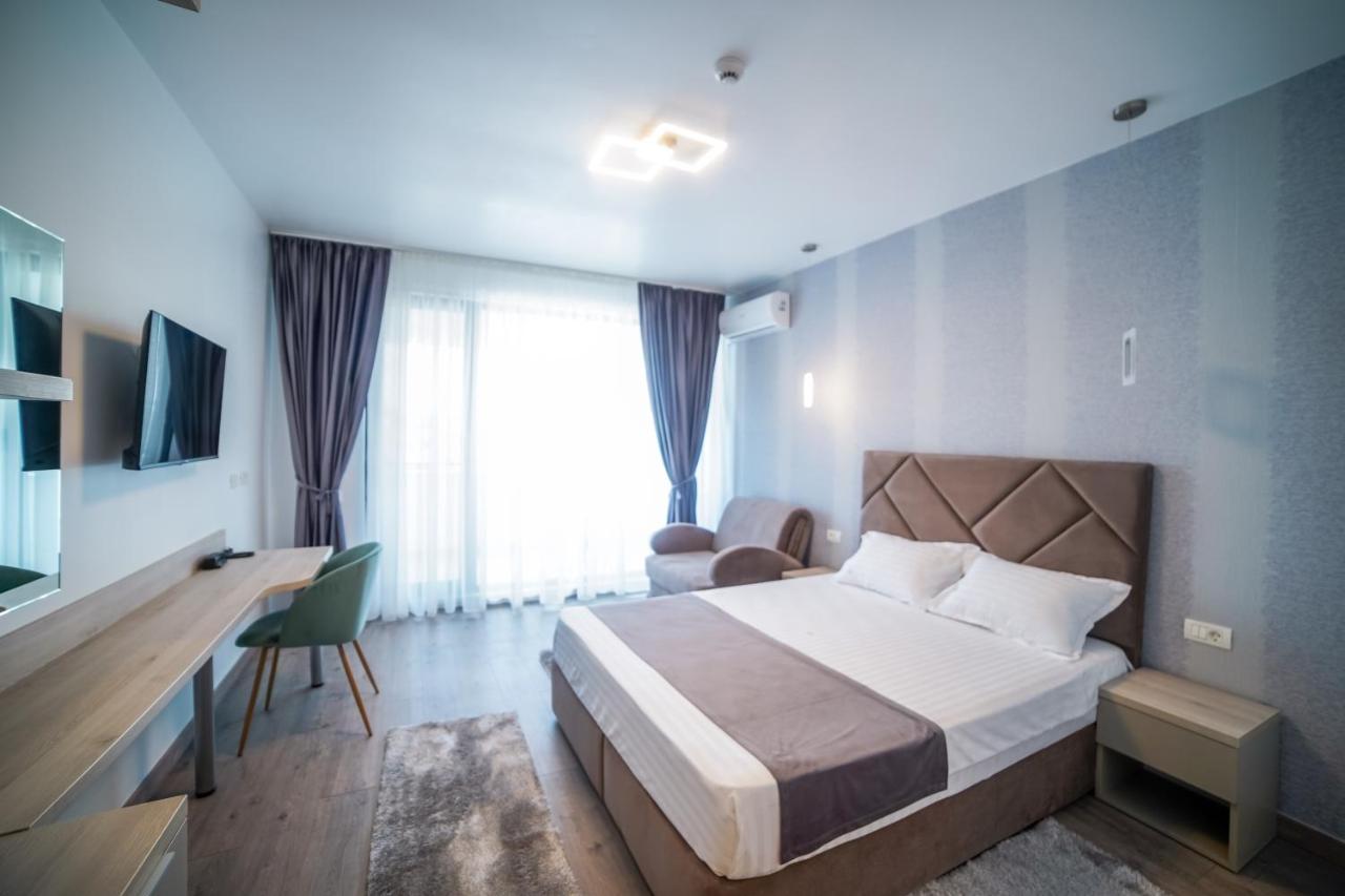 Cameră Deluxe (2 adulți + 1 copil)