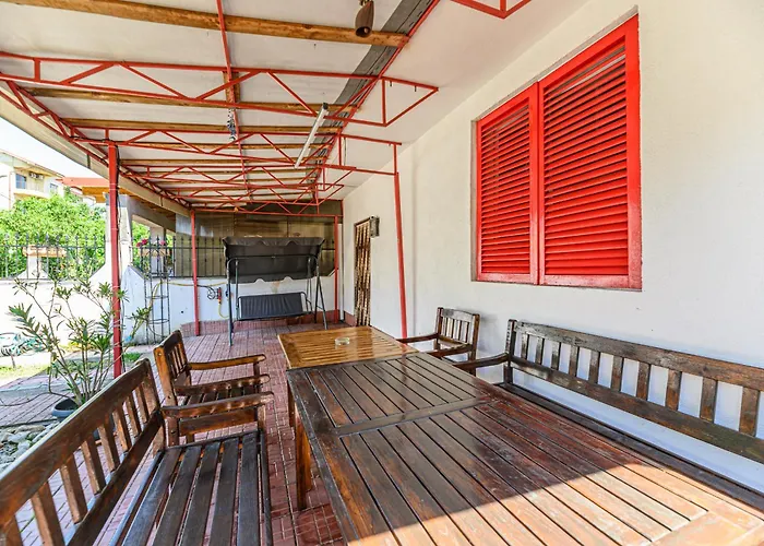 Casa Cu Obloane Rosii By Cochilia - Parcare Privata